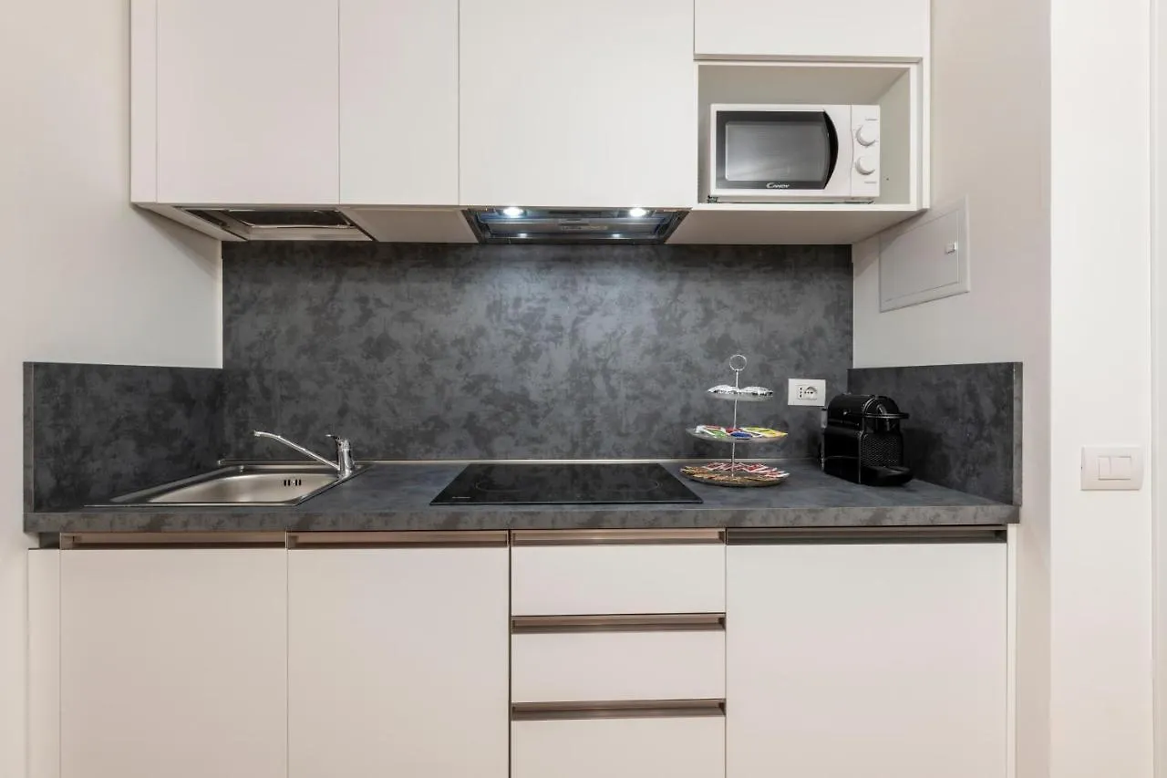 Milan Duomo Suites 0*,