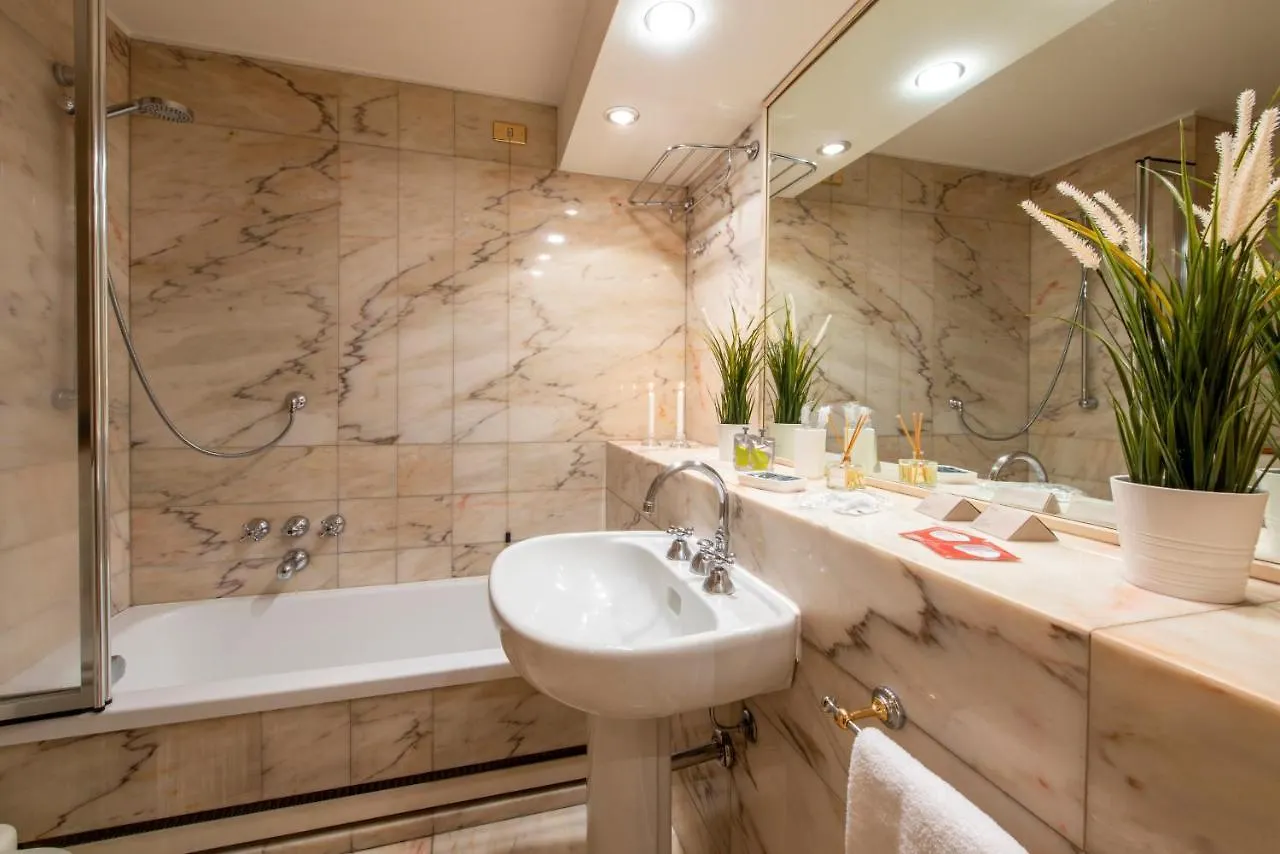 Milan Duomo Suites 0*,